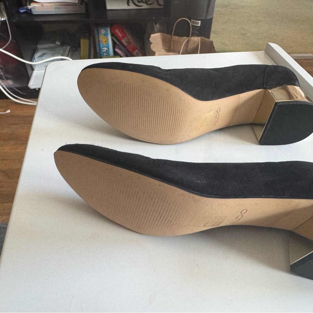 NEW in box Aldo size 8 1/2 black suede pump with light gold heel - Picture 4 of 5